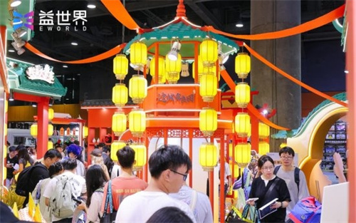 Yicheng gathers friends under the moonlight,