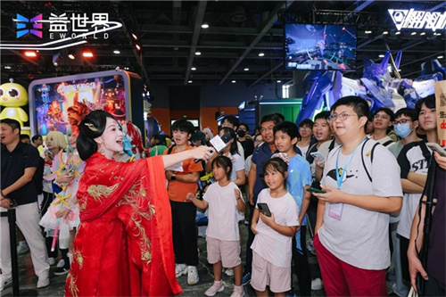 Yicheng gathers friends under the moonlight,