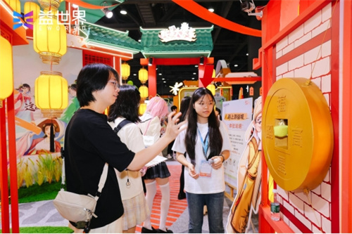 Yicheng gathers friends under the moonlight,