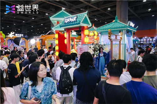 Yicheng gathers friends under the moonlight,