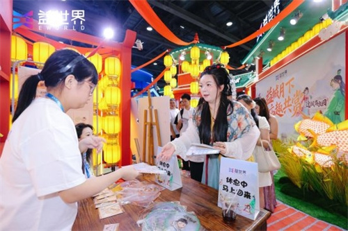 Yicheng gathers friends under the moonlight,