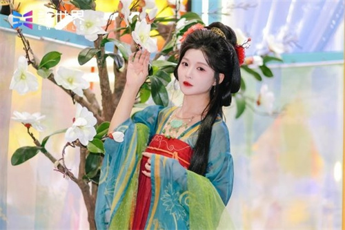 Yicheng gathers friends under the moonlight,