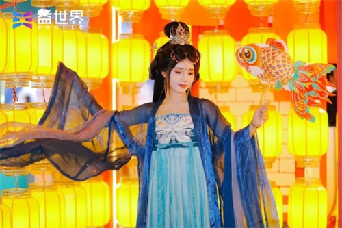 Yicheng gathers friends under the moonlight,