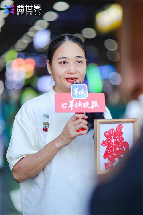 Yicheng gathers friends under the moonlight,