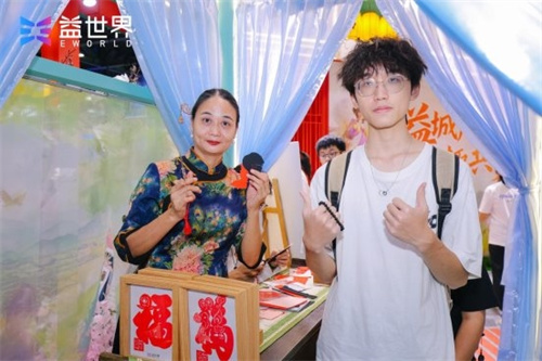 Yicheng gathers friends under the moonlight,